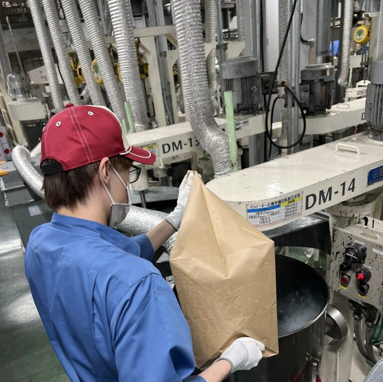 生産部・調色課、早川 裕さんの一日に密着